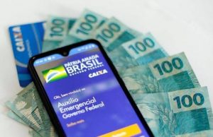 Auxílio emergencial: Mulher é presa ao fazer festa com dinheiro do benefício