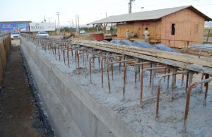 Ponte sobre o rio Corrêa, em Tubarão, recebe concretagem das primeiras vigas