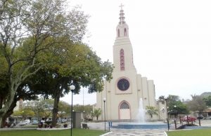 Aglomeração de adolescentes consumindo álcool em praça de Tubarão é denunciada