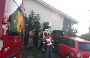 Motorista perde o controle da direção e carro colide em residência, no centro de Jaguaruna