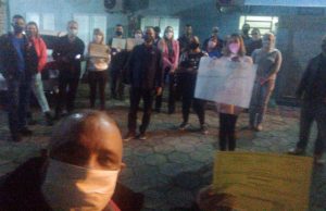 Ex-alunos do DMA fazem manifestação durante arquivamento de pedido de cassação do vereador Douglas Antunes