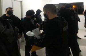 Em Laguna, operação contra o tráfico de drogas resulta em prisões e apreensão de armas