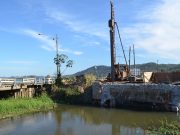 Iniciado o estaqueamento para a construção da ponte sobre o Rio Corrêa