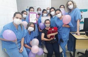 Bebê que nasceu com 520 gramas recebe alta da UTI Neo do HNSC