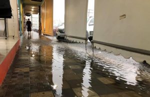 Chuva forte causa alagamentos no Centro Histórico de Laguna