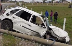 Motorista fica ferido ao bater em poste na SC-100, em Jaguaruna