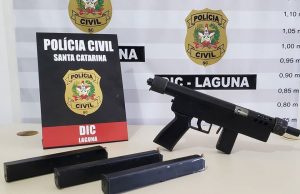 Submetralhadora Beretta e 15 munições são apreendidas com integrante de facção em Laguna