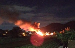 Casa é destruída por incêndio no bairro São João, em Tubarão