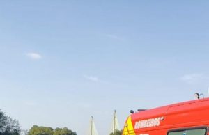 Capotamento em marginal da BR-101 deixa motorista ferido, em Laguna