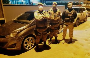 Operação conjunta da PRF e PM apreende, em Imbituba, carro furtado, clonado e com placas e documento falsos