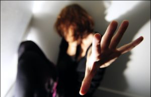 Violência contra a mulher em SC poderá ser denunciada em farmácias