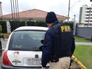 PRF recupera carro furtado há quase 1 ano em Imbituba, na BR-101
