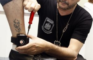 Uso da tornozeleira eletrônica será cobrado dos detentos em SC