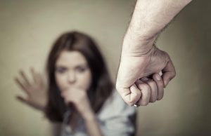 Filha grava agressões e ameaças com faca do pai contra a própria mãe