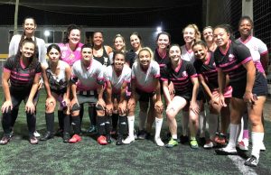 Time de futebol feminino inicia campanha do agasalho em Tubarão