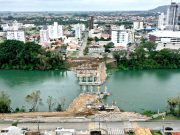 Conjuntos de colunas e de apoios da nova ponte sobre o Rio Tubarão estão 50% concluídos