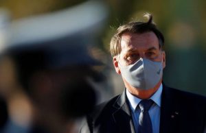 Bolsonaro apresenta sintomas de covid-19 e faz exame