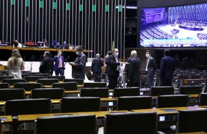 Câmara aprova texto-base da PEC que adia eleições deste ano