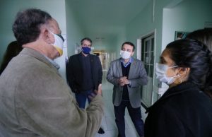 Equipamentos para leitos de UTI são entregues em Laguna em vistoria de Carlos Moisés