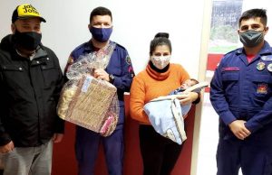 Pais visitam quartel dos bombeiros de Laguna após ter bebê salvo de engasgamento