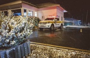 Ainda há previsão de neve para esta sexta; sol aparece no sábado, mas frio segue