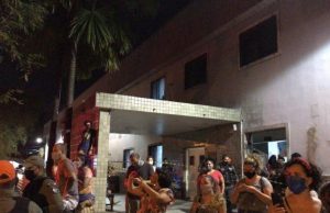 Hospital onde menina de 10 anos passará por aborto, após estupro do tio, vira palco de confusão