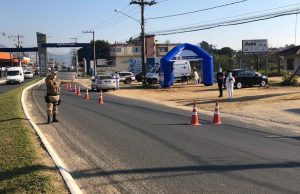 PM participa de barreira sanitária em Braço do Norte