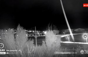 Primeiros flocos de neve da noite caem agora em São Joaquim