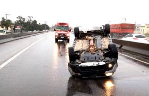 Casal de Imbituba fica ferido em capotamento na BR-101, em Laguna