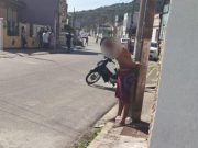 Ladrão é amarrado em poste por populares no bairro Campo de Fora, em Laguna