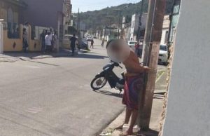 Ladrão é amarrado em poste por populares no bairro Campo de Fora, em Laguna