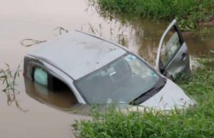 Motorista perde controle e carro cai da ponte da Jabuticabeira, em Jaguaruna