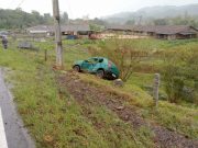 Carro sai da pista, colide em poste e 3 ficam feridos na SC-370, em Grão-Pará