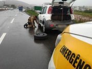 Uma mão amiga: Policiais ajudam senhora a trocar pneu na SC-401