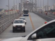 Tráfego de veículos é reaberto na Ponte Hercílio Luz após 38 anos