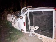 Idoso de 75 anos fica preso às ferragens de caminhonete após capotamento