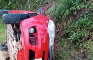 Motorista fica ferido após capotamento no bairro Alto Travessão, em Braço do Norte