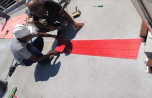 Piso podotátil é instalado na Passarela Ângelo Antônio Zabot, em Tubarão