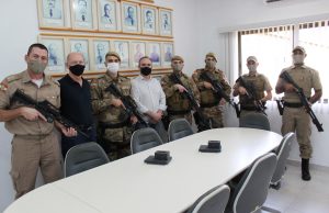 PM de Tubarão recebe fuzis, espingardas e munições da prefeitura