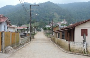 Pavimentação com lajotas é concluída em rua no Km 60