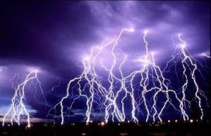 Semana inicia com previsão de temporais e muitos raios a partir da noite desta segunda