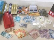 Polícia Civil estoura ‘casa bomba’, apreende grande quantidade de drogas e prende traficante no bairro Oficinas