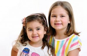 ‘A gente se desentende, mas se acerta’, diz menina que levou puxão no cabelo após apagar vela de aniversário da irmã caçula