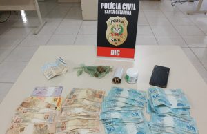 Traficante é preso em Tubarão com maconha e quase R$ 7 mil