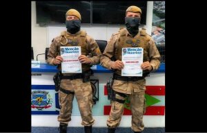 Moção Honrosa é entregue a policiais do PPT de Tubarão por salvar vida de cidadão