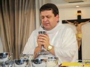 Após uma semana internado com covid-19, padre Avelino recebe alta do hospital