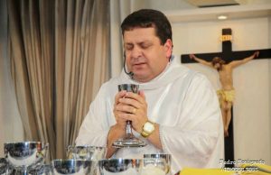 Após uma semana internado com covid-19, padre Avelino recebe alta do hospital