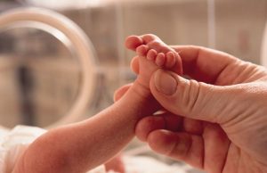 Bebê de 15 dias morre esmagado enquanto dormia com os pais em SC