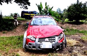 Motorista fica ferida após batida e capotamento na BR-101, em Jaguaruna