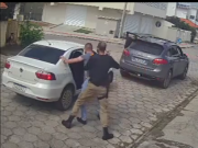 Vídeo do sequestro na descrição.. Em Tubarão, homem é sequestrado leva coronhada e tem Porsche roubado